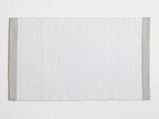 Badvorleger BASIC Stripe aus Leinen und Faser-Mix in Grau von Klomfar - 60x100 cm